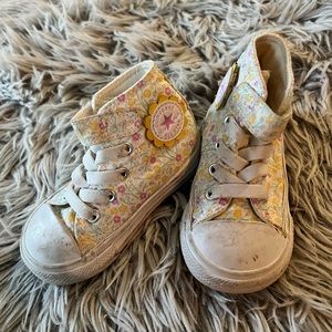 Size 5 toddler converse.